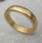 contemporary design of an 18ct gold wedding band