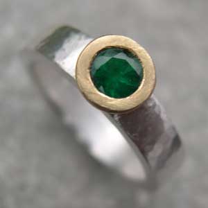 Emerald engagement band with an 18ct setting